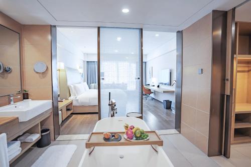 One-Bedroom Deluxe King Suite image 3