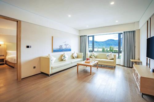 One-Bedroom Deluxe King Suite image 2