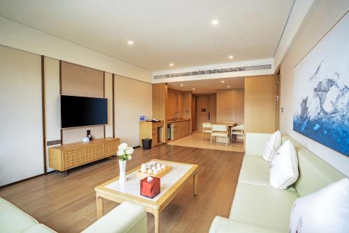 One-Bedroom Deluxe King Suite image 5