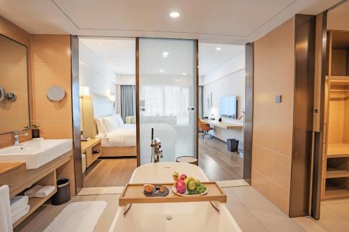 One-Bedroom Deluxe King Suite image 6