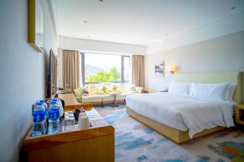 Deluxe King Room with Lake View image 1