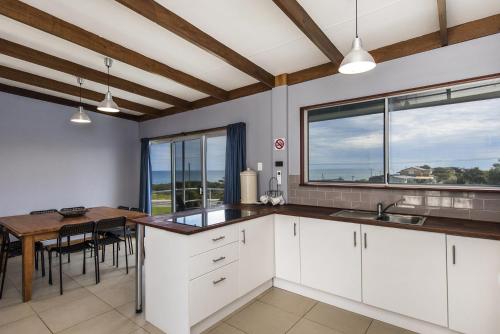 Seascape - Outstanding Views Pet Friendly Free WIFI Netflix in Guilderton