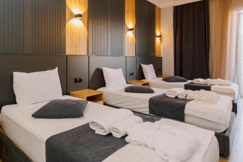 3 twin beds