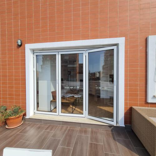 140m2 Top FloorCentral Loft 24hr Self Check-in, Tirana (photo 3)