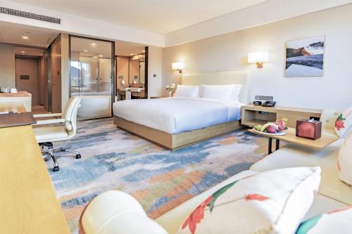Deluxe King Room with Lake View room in Hilton Lijiang