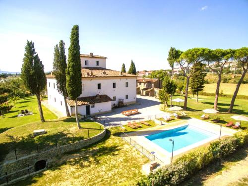 Farmhouse with swimming pool surrounded by greenery just 20 minutes from Arezzo