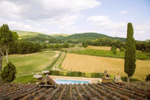 Farmhouse with swimming pool surrounded by greenery just 20 minutes from Arezzo