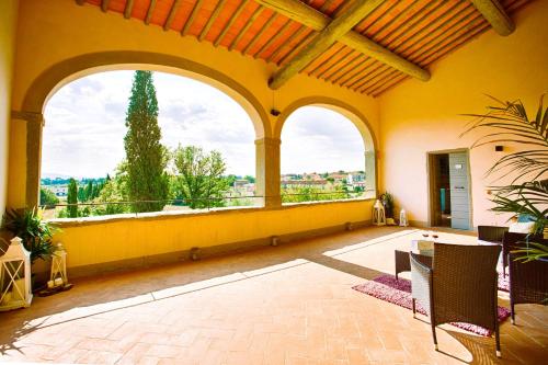 Farmhouse with swimming pool surrounded by greenery just 20 minutes from Arezzo