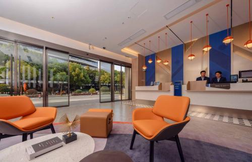 Lobby, Holiday Inn Express Shanghai Hongqiao Linkong By IHG near Rong Gang Seafood Restaurant (JinSha Jiang Road)