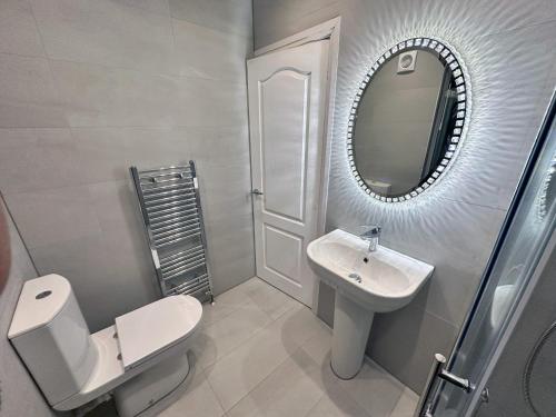 Modernised 4 Bedroom House close to city Centre, Kep Stays, Leeds (Foto 9)