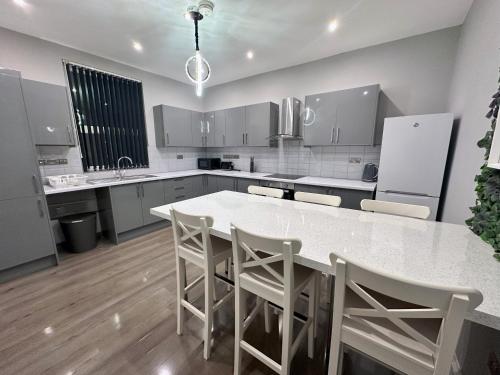 Modernised 4 Bedroom House close to city Centre, Kep Stays, Leeds (Foto 5)