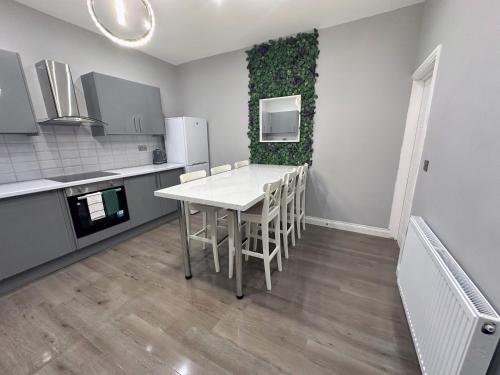 Modernised 4 Bedroom House close to city Centre, Kep Stays, Leeds (Foto 4)