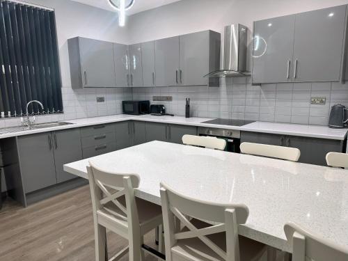Modernised 4 Bedroom House close to city Centre, Kep Stays, Leeds (Foto 10)