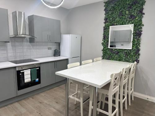 Modernised 4 Bedroom House close to city Centre, Kep Stays, Leeds (Foto 6)