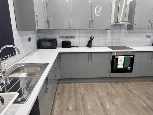 Modernised 4 Bedroom House close to city Centre, Kep Stays, Leeds (Foto 7)