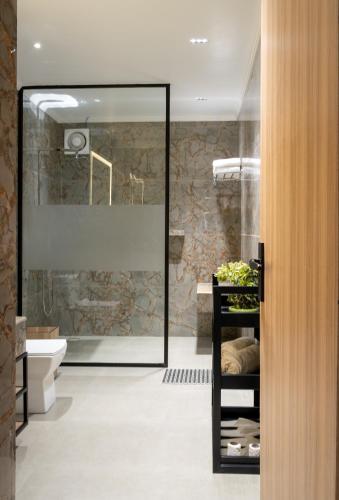 King Room image 5