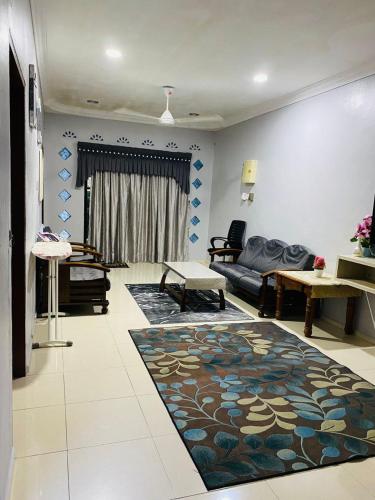 ZR Homestay Chukai 3 Room ( 2 AC + 1 Fan) 2 bath in Bukit Mentok