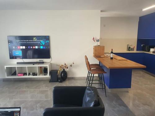 Létesítmények, Renovated central 3 bedroom apt with great terrace and Bomb Shelter in Ramat Gan