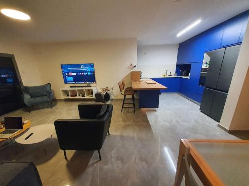 Közös társalgó / TV, Renovated central 3 bedroom apt with great terrace and Bomb Shelter in Ramat Gan