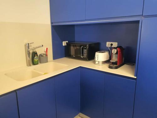 Létesítmények, Renovated central 3 bedroom apt with great terrace and Bomb Shelter in Ramat Gan