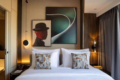 1 queen bed, 2 twin beds