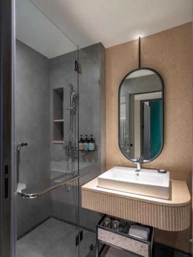 room detail thumbnail 2