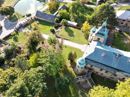 ทัศนียภาพภายนอกโรงแรม, Zámecký areál Holovousy (Zamecky areal Holovousy) in ออริเซ