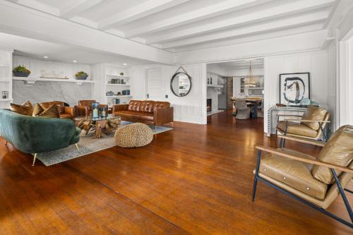 Montecito Hamptons Style Gated Resort - Steps from the Beach in Montecito, USA