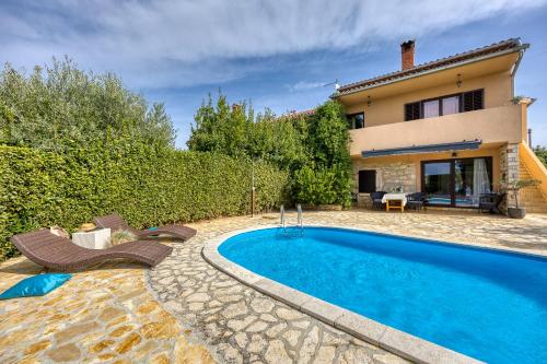 Holiday house Marinela with Private Pool and Fenced Garden - Radetići
