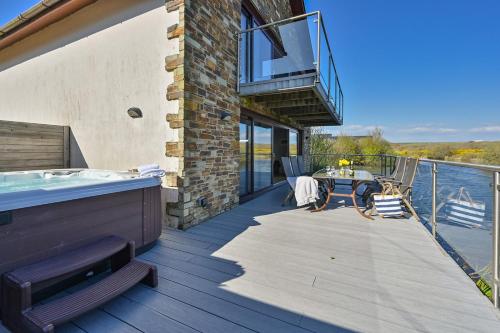 Lakeside House on Retallack Resort with Hot Tub 110