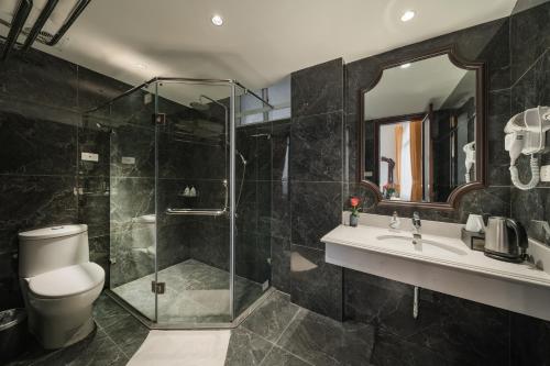 room detail thumbnail 2