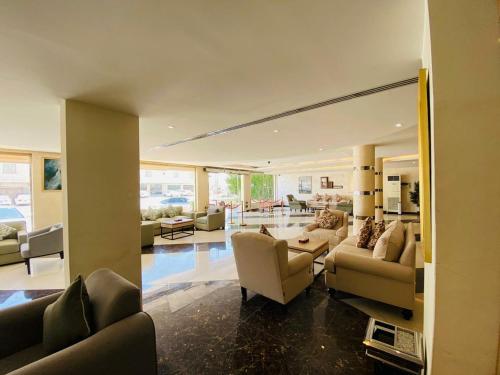 Utvendig, Towlan Khurais in An Nadhim