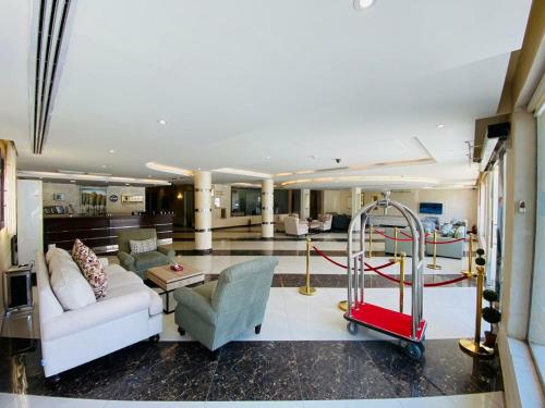 Utvendig, Towlan Khurais in An Nadhim