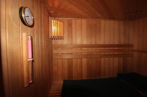 LE CHILL Suite & SPA (Jacuzzi et Sauna privés) (LE CHILL Suite & SPA (Jacuzzi et Sauna prives)) in Буасі-Сен-Леже