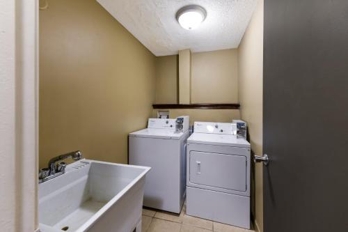 Super 8 by Wyndham Liberty NE Kansas City Area - image 11