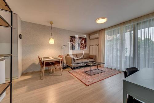 Madrid: A modern 2-bedroom apartment with parking, Sofia