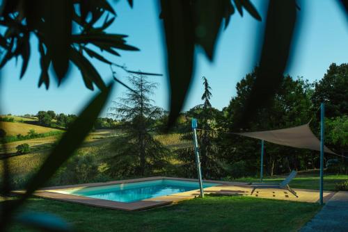 Chalet con Piscina Il Girasole Relax in Campagna in SantʼIppolito