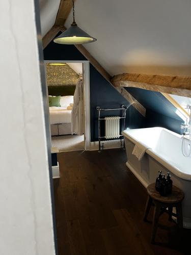 1 double bed, 2 twin beds