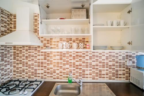 virtuve, Romantiс Two-Bedroom Apartment with Sea View (Dolce Vita 7-6) in Karaoğlanoğlu