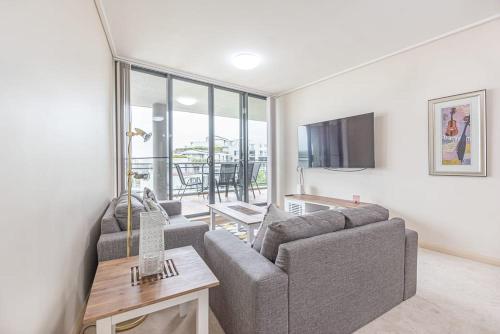 Cozy 2BD Apt w Waterview near Olympic Park - image 3