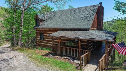 Bear Pause Cabin in Jones Cove, USA