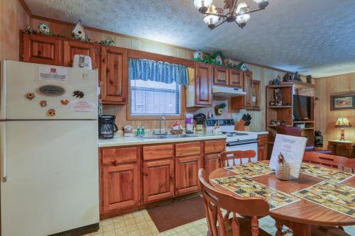 Whispering Creek Cabin - image 10