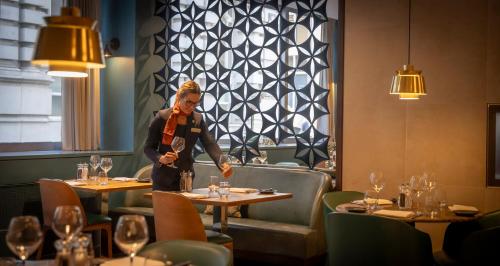 Apex London Wall Hotel - image 4