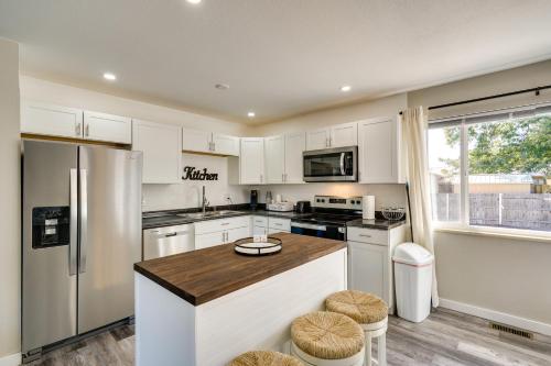 Quiet Pueblo Home with Pool Table, 5 Mi to Downtown! in 南門
