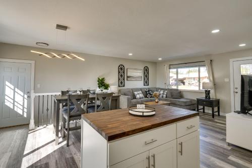 Quiet Pueblo Home with Pool Table, 5 Mi to Downtown! in 南門