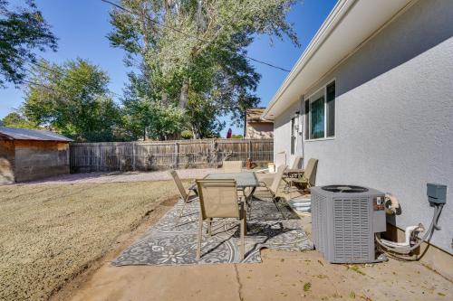 Quiet Pueblo Home with Pool Table, 5 Mi to Downtown! in 南門