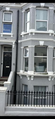 Charming, Bright, Hilltop Apartment., Hastings (photo 2)