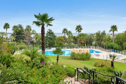 Le Mirandole : Piscine et Tennis Résidence luxe