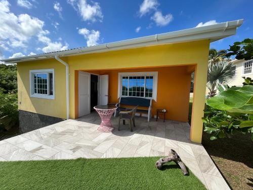 beranda/teres, Waves Villa Guesthouse in Kingstown