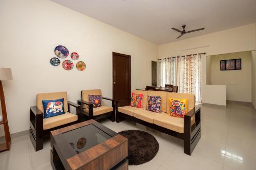 Contemporary apartment with balcony, Bangalore